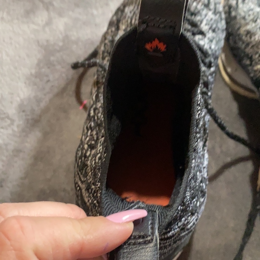 LEBRON Shoes - Picture 4 of 6